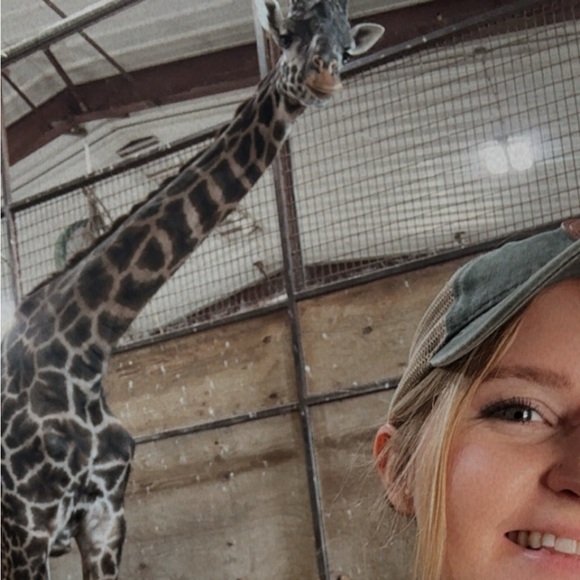 Meet your Posher, Hannah - Picture 2 of 3